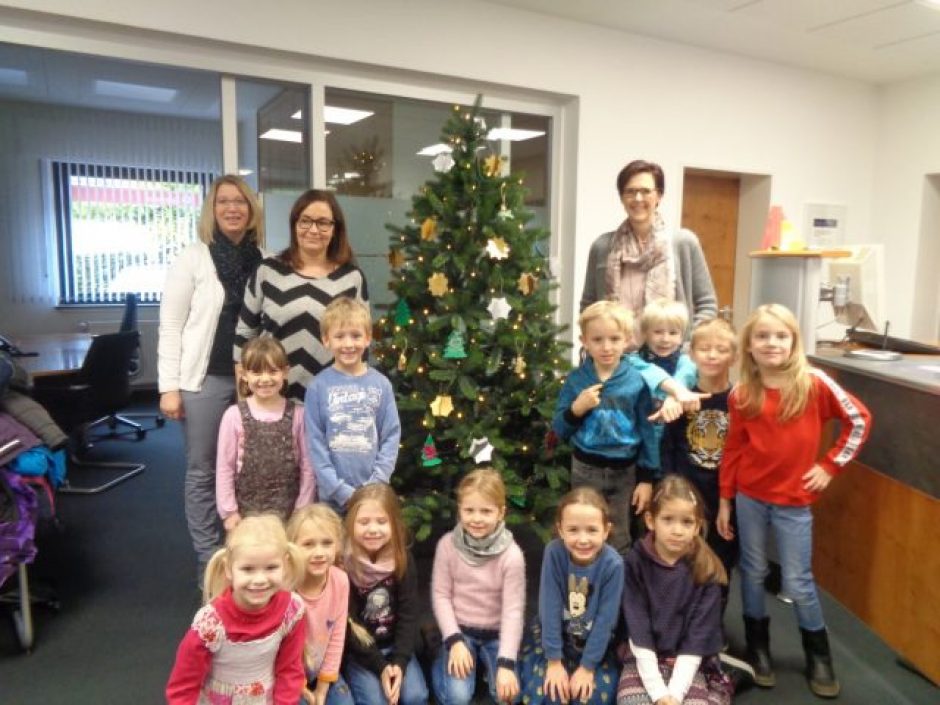 Fleißige Helfer schmücken den Sparkassen-Weihnachtsbaum